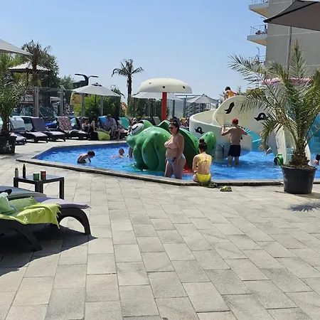 Holiday & Spa Family Premium 20m De Plaja Apartman Năvodari