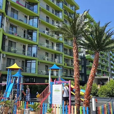 Holiday & Spa Family Premium 20m De Plaja Нэводари