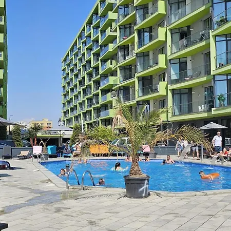 Апартаменты Holiday & Spa Family Premium 20m De Plaja Нэводари
