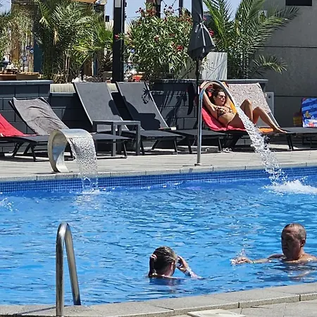 Holiday & Spa Family Premium 20m De Plaja * Нэводари