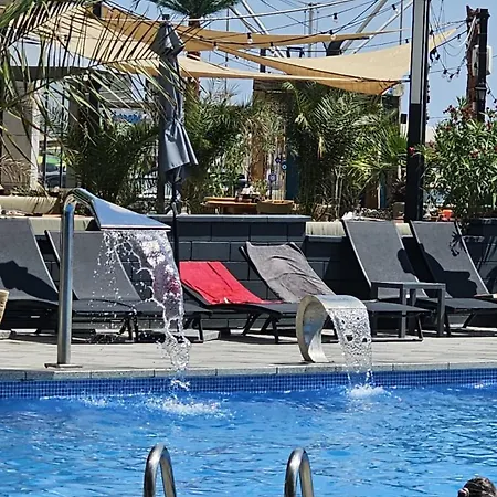 Апартаменты Holiday & Spa Family Premium 20m De Plaja Нэводари