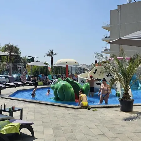 Апартаменты Holiday & Spa Family Premium 20m De Plaja Нэводари