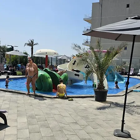 Holiday & Spa Family Premium 20m De Plaja Апартаменты