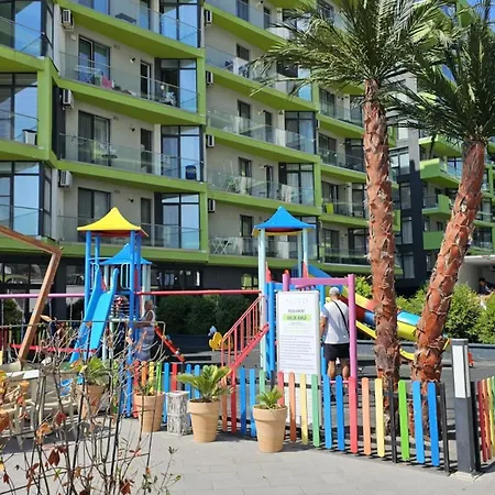 Holiday & Spa Family Premium 20m De Plaja Apartman *