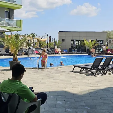 Holiday & Spa Family Premium 20m De Plaja