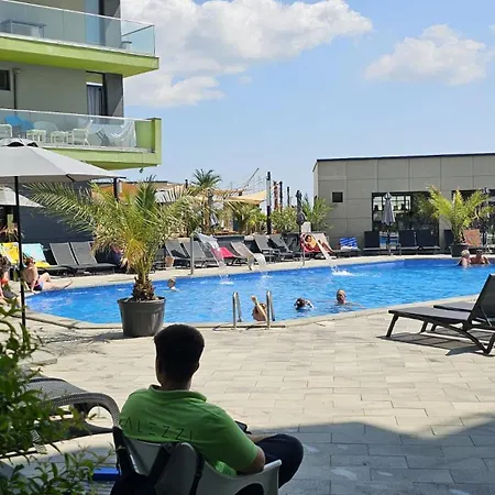 Holiday & Spa Family Premium 20m De Plaja דירה